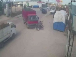 Kamyonet İle Motosikletin Çarpıştığı Kaza Anı Kamerada
