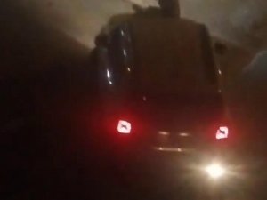 Esenyurt’ta İlginç Görüntüler: Öfkeli Kadın Aracın Üstüne Çıkıp Bağırdı
