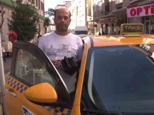 Bağcılar’da Taksici, Aracında Unutulan Çantayı Sahibine Teslim Etti