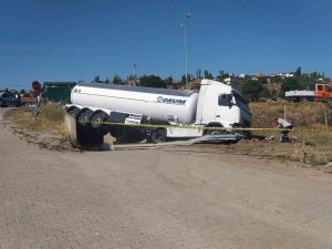 Şoför Su Şişesine Uzanınca, Lpg Tankeri Şarampole Uçtu