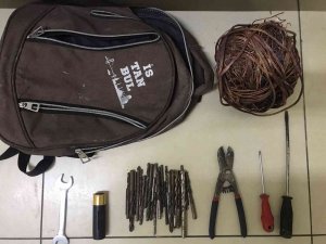 İ̇stanbul’da Hırsıza Suçüstü Kamerada: Bakır Kabloları Eritirken Yakalandı