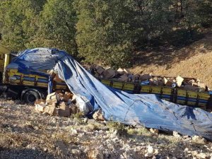 Uşak’ta Devrilen Tır Sürücüsü Yaralandı