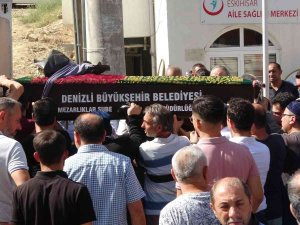 Üzerine Devrilen Duvarın Altında Can Veren 18 Günlük Gelin, Son Yolculuğuna Uğurlandı