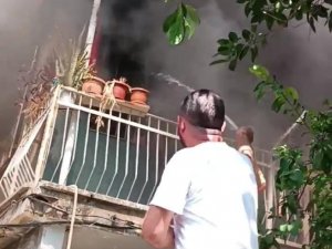 Yanan Evi Hortumla Söndürmeye Çalıştı