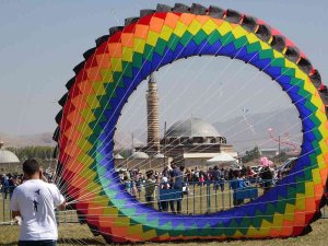 Van’da Uçurtma Şenliği Renkli Görüntüler Oluşturdu