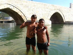 Sıcaktan Bunalan Çocuklar Yeşilırmak’ta Serinledi