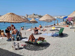 Bodrum’da Sıcaklık 35 Dereceye Çıktı, Sahiller Temmuz Ayını Aratmadı
