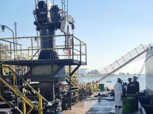 Tüpraş Limanında Denize Asfalt Zifti Dökülmüştü, Deniz Temizlendi