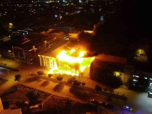 Bursa’da Et Deposunda Korkutan Yangın