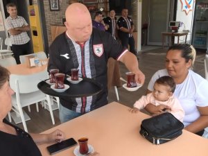 Bu Kafede Sadece Down Sendromlular Çalışıyor