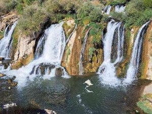 Muradiye Şelalesi Görenleri Hayran Bırakıyor