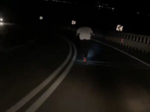 Elektrikli Scooter İle Karayolunda Canını Tehlikeye Atarak Giden Genç Kameralarda