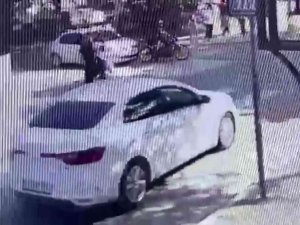 Kavşakta Duran Motosiklete Otomobil Çarptı: 1 Yaralı