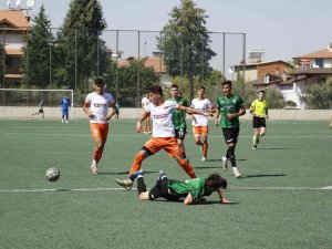 Genç Horozlar Lige Farkla Başladı