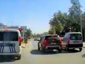 Araca Çarpmamak İçin Motosikletini Devirdi