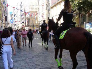 İ̇stiklal Caddesi’nde Atlı Polislere Yoğun İlgi
