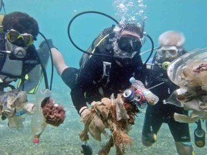 Zıpkınla Balık Avlar Gibi Izgara Şişiyle Çöp Avladılar, Çöpten Şiş Yaptılar