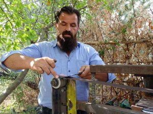 Hurda Malzemeleri Bıçağa Dönüştürüyor