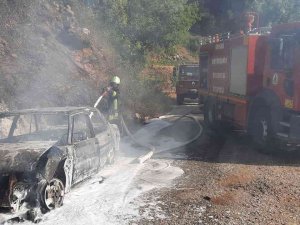 Servis Aracıyla Çarpışan Taksi Çıkan Yangında Metal Yığınına Döndü