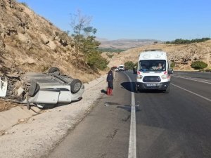 Karşı Şeride Geçen Araç Otomobille Çarpıştı: 3 Yaralı