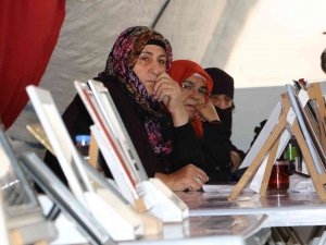 Kemoterapi Tedavisini Bırakan Anne 4 Yıldır Oğlu İçin Evlat Nöbetinde