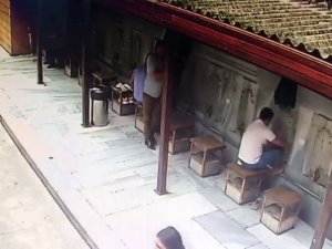 Abdest Alacakmış Gibi Yaptı, Askıdaki Ceketten 10 Bin Dolar Çaldı
