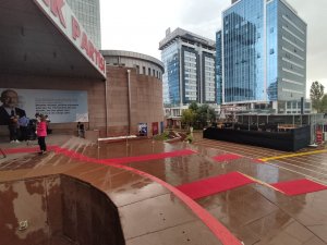 6’lı Masa Toplantısı Sırasında Fırtına Gazetecilerin Bulunduğu Platformu Uçurdu