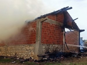 Kastamonu’da 500 Balya Saman İle Balya Makinesi Yandı