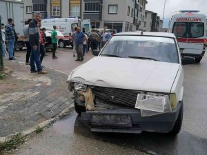 Düğüne Gidenlerin Bulunduğu Araç Otomobille Çarpıştı: 5 Yaralı