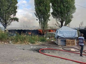Gediz’de Depo Yangını
