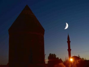 Ahlat’ta ‘Yarım Ay’ın Tarihi Yapılarla Oluşturduğu Görüntü Hayran Bıraktı
