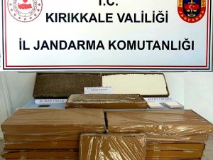 Jandarma Ekiplerinden Kaçmaya Çalıştılar, Araçlarından Binlerce Makaron Çıktı