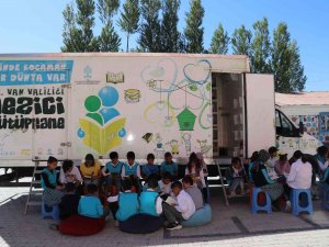 Gezici Kütüphaneyle Öğrenciler Kitaplarla Buluşturuluyor