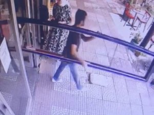 İ̇stanbul’da İlginç Hırsızlık Kamerada: Halterci Gibi Yüklendiği Tabelayı Çaldı