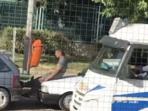 Bursa’da Arıza Yapan Aracı Ayaklarıyla İterek Götürdüler