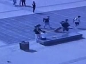 Taksim Meydanı’nda Önce Darp, Sonra Gasp Kameraya Yansıdı