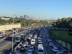 İ̇stanbul’da Haftanın İlk Gününde Trafikte Yoğunluk Yaşandı