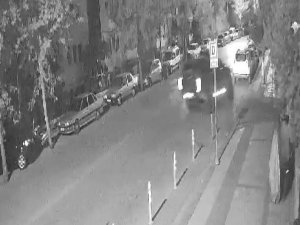 Park Halindeki Araçlara Çarpıp Kaçtı