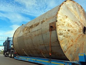 Kara Yolunda Taşınan Dev Silo Görenlerin İlgisini Çekti