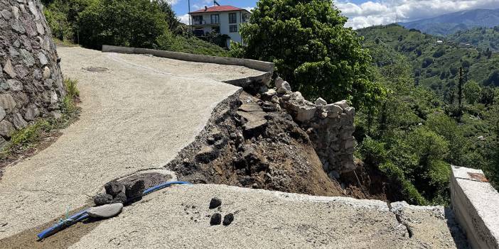 Rize'de istinat duvarının yıkılması sonucu mahalle yolu ulaşıma kapandı