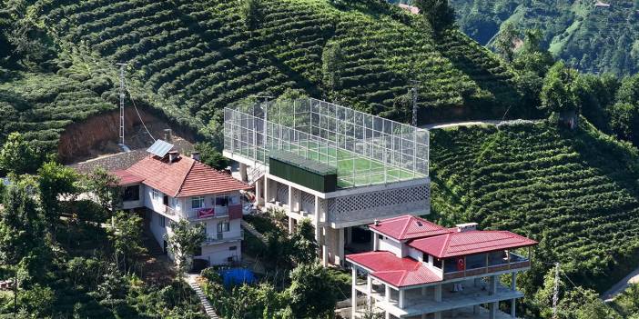 Rize'de düz alan bulamayınca çay alım yerinin üstü halı saha oldu