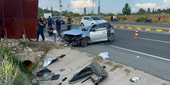 Otomobil menfeze çarptı; aynı aileden 2 ölü, 4 yaralı