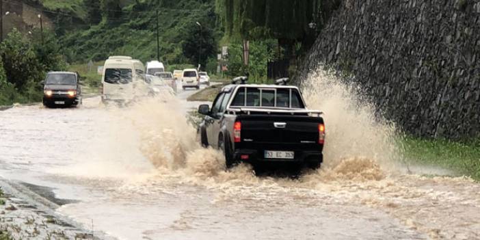 Rize’de Sağanak Kâbusu: 5 İlçede 61 Noktada Heyelan ve Taşkın!