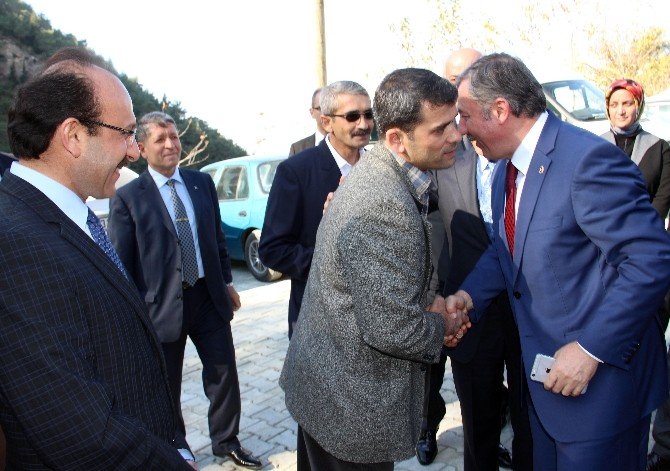 Ak Parti’ye Adadığı 50 Koyunu Suriye’deki Türkmenlere Bağışladı
