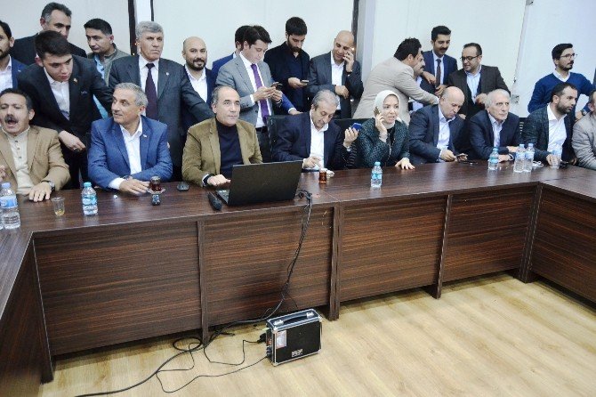 Ak Parti 3’üncü Bölge Seçim Koordinasyon Merkezi Önünde Havai Fişekli Kutlama