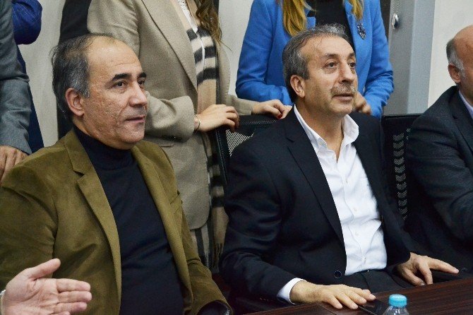 Ak Parti 3’üncü Bölge Seçim Koordinasyon Merkezi Önünde Havai Fişekli Kutlama