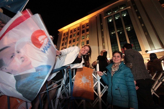 Ak Parti Genel Merkezi Önünde Zafer Coşkusu
