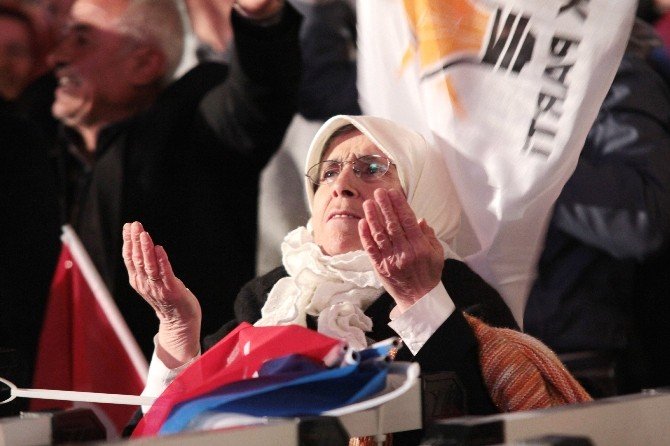 Ak Parti Genel Merkezi Önünde Zafer Coşkusu