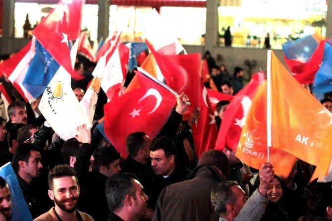 Ak Partililer Genel Merkez Önünde Toplanıyor