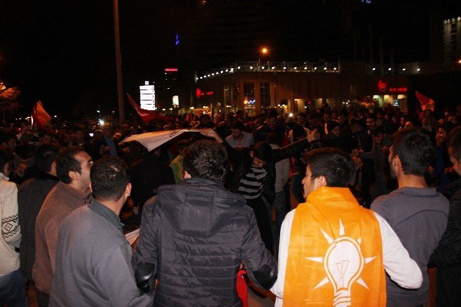 Tek Başına İktidar Davul Çalınarak Kutlandı